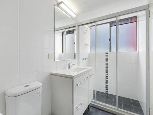 黄金海岸Surfside Court - Hosted by Burleigh Letting的白色的浴室设有水槽和淋浴。