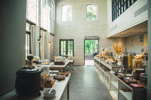 慕斯Thames Valley Khao Yai - SHA Plus的一间大厨房,展示着许多食物