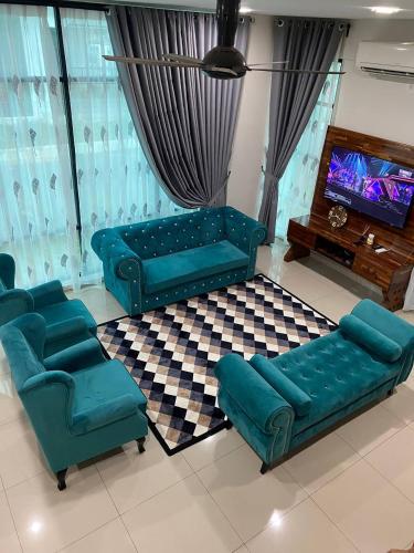 KaparTERATAK QASEH Meru的客厅配有沙发、椅子和电视