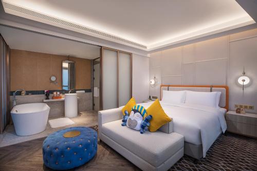 重庆重庆朝天门voco酒店的酒店客房,配有床和沙发
