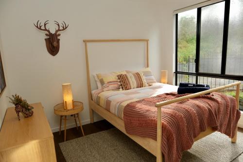 蒙特维尔Fletchers Ridge - Main House的一间卧室设有一张床和一个窗口