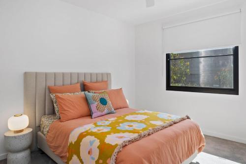 爱丽丝湾Moggs Creek Luxury Escape的一间卧室设有一张床和一个窗口