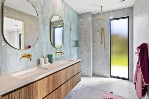 爱丽丝湾Moggs Creek Luxury Escape的一间带水槽和两面镜子的浴室