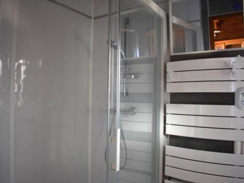丰罗默奥代洛维亚Chalet Font-Romeu-Odeillo-Via, 5 pièces, 6 personnes - FR-1-580-39的浴室里设有玻璃门淋浴