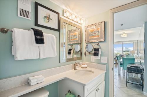 德斯坦Magnolia House 301 Destin Condo的一间带水槽和镜子的浴室
