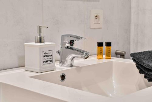 伊普尔Interbellum的浴室水槽配有水龙头和肥皂分配器