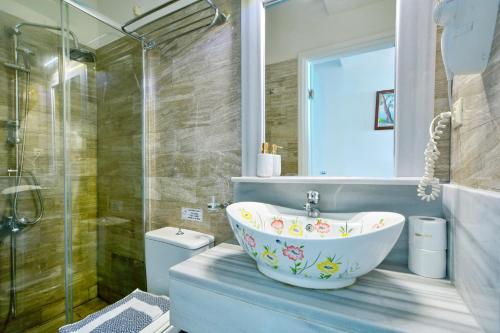 贝尼蔡斯Lido Corfu Sun Hotel 4 Stars All-inclusive的带浴缸、淋浴和盥洗盆的浴室
