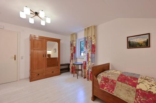 施万高Ferienwohnung Landhaus Helga unterm Schloss的卧室配有床、桌子和门