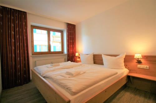 施万高Ferienwohnung Vera的卧室配有一张大白色床和窗户