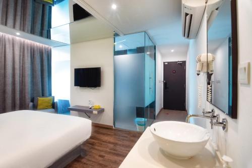 乔治市Apple Hotel Times Square的客房内的浴室设有床和水槽