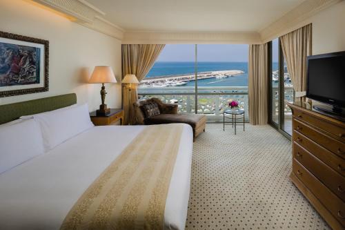 贝鲁特腓尼基贝鲁特洲际酒店的酒店客房设有一张床和一个大窗户