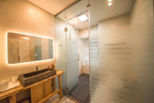 大理大理观沧海景民宿（远眺洱海近观苍山 大露台）的一间带水槽和玻璃淋浴的浴室
