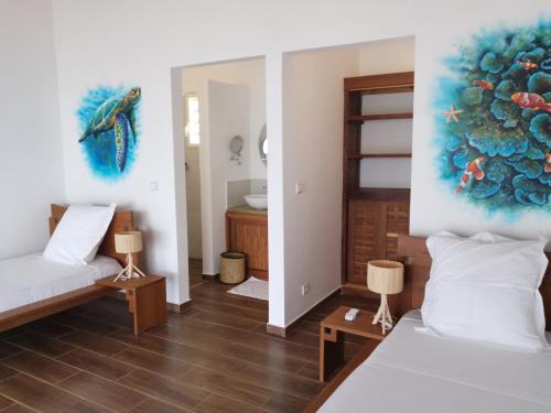 AnjramarangoBelamandy Lodge的一间设有两张床的客房,墙上挂着一幅画