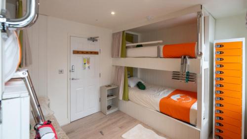 温德米尔Lakes Boutique Hostel Apartment Windermere的小房间设有床和双层床