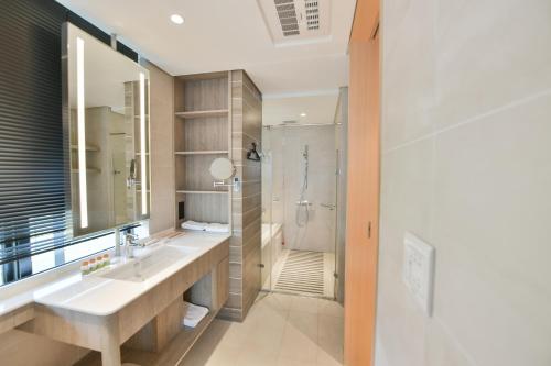 台北雀客藏居新北三重水漾的一间带水槽和淋浴的浴室