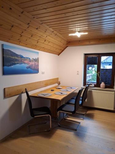 格绍Ferienwohnung Schmaranzer的一间会议室,配有木桌和椅子