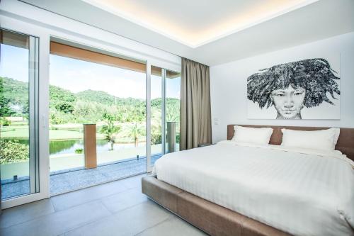象岛Private Pool Villa on Koh Chang的一间卧室设有一张大床和一个大窗户