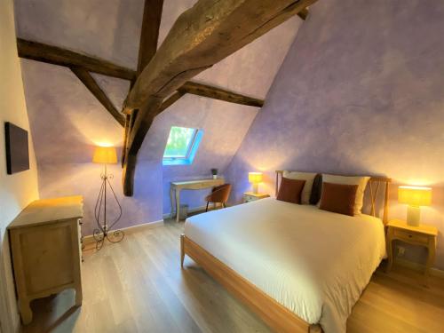 艾森维勒巴赫诺夫DOMAINE DES LUMIERES的铺有木地板的客房内设有一张白色床的卧室