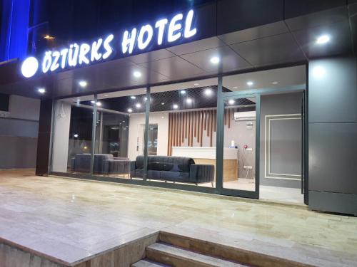 伊斯坦布尔ÖZTÜRKS HOTEL的商店前的商店,里面装有椅子