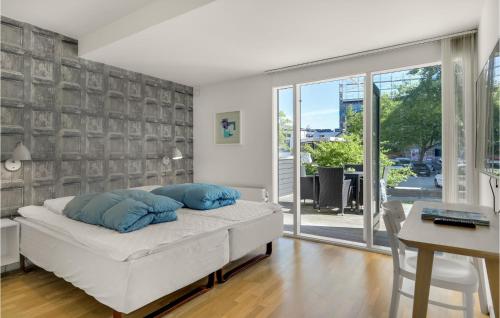 赫尔辛格1 Bedroom Awesome Apartment In Helsingr的一间卧室配有一张带蓝色枕头的床。
