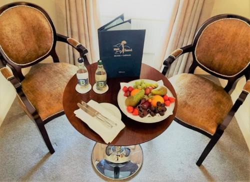 拉辛赫亚特兰大酒店的一张桌子,上面放着一碗水果和一盘食物