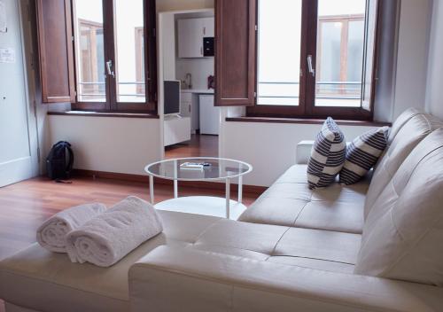 格拉纳达ISA Granada的客厅配有白色的沙发和桌子