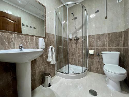 拉努西亚Hostal Kaizen的带淋浴、卫生间和盥洗盆的浴室