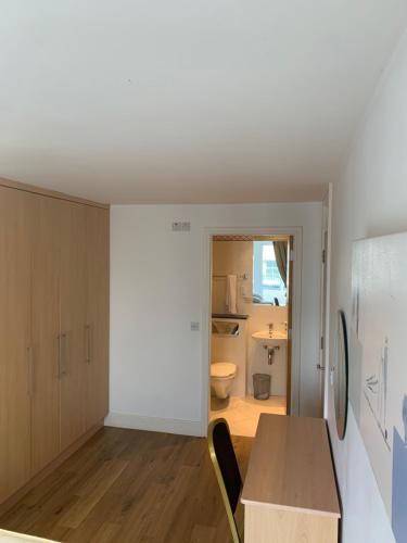 戈尔韦City Centre Apartment in Galway - 2 Bedrooms的厨房配有桌子和冰箱