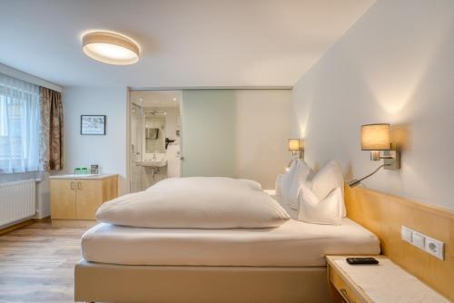 施图本阿尔贝格Landhaus Maria的一间带大床的卧室和一间浴室