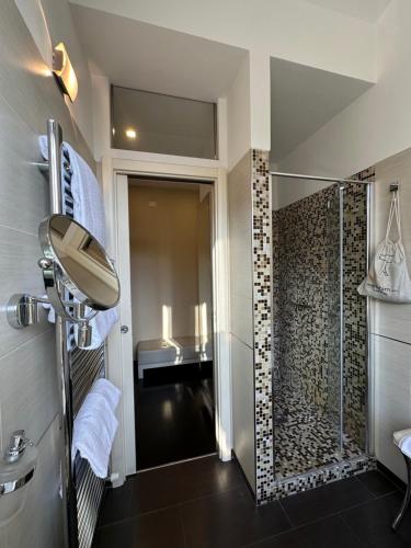 米兰阿斯普罗蒙特酒店的带淋浴和盥洗盆的浴室