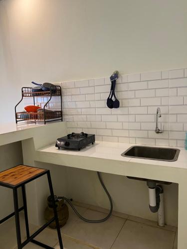 龙目岛库塔Kuta Circle Homestay的厨房配有水槽和带水槽的台面