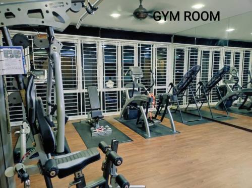 蕉赖Bungalow cheras hijauan residence HomeStay 6 bedrooms的健身房,配有一系列跑步机和有氧运动器材