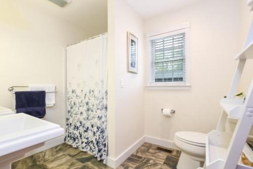 法尔茅斯Family Tides的白色的浴室设有卫生间和水槽。