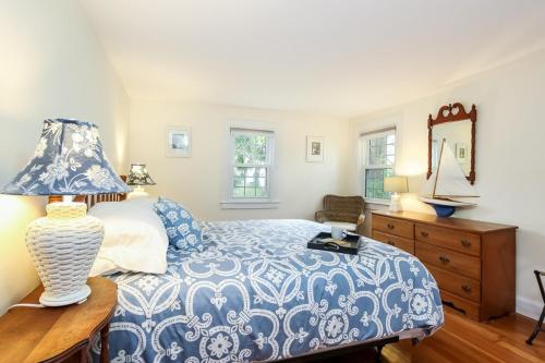 法尔茅斯Family Tides的卧室配有蓝色和白色的床和镜子