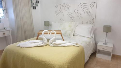 科尔多瓦Apartamento Los Padrinos的卧室配有2条白色毛巾。