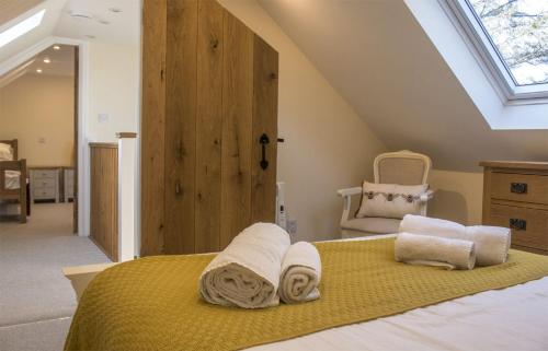 LuibBridge Cottage的一间卧室配有带毛巾的床