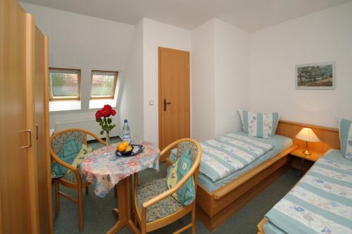 巴特多布兰Pension Schwark的小房间设有小桌子和床