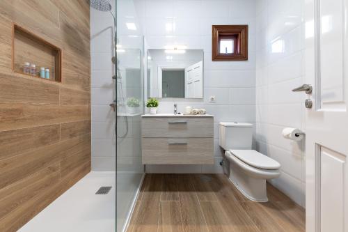 普拉亚布兰卡Sea Palms Lanzarote的一间带卫生间和玻璃淋浴间的浴室