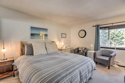 塔霍维斯塔Comfy Lake Tahoe Condo with Private Beach Access!的卧室配有床、椅子和窗户。