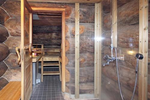 萨利色尔卡Kuukkeli Apartments Pikku-Hirvas ja Porotokka的小木屋内带淋浴的浴室