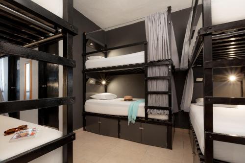 奥尔沃克斯岛Che Holbox Hostel & Bar Adults Only的一间设有四张双层床的客房