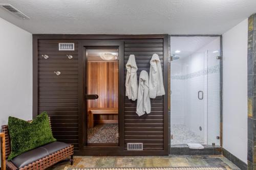 帕克城601 Deer Valley Drive的带淋浴的浴室和玻璃门