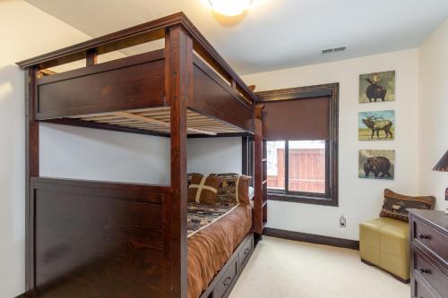 帕克城601 Deer Valley Drive的一间卧室配有双层床