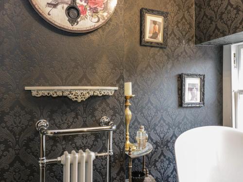 库珀Wonderland Cottage的浴室设有暖气和墙上的时钟