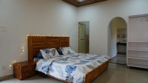 达兰萨拉Angela's Boutique Homes Dharamkot的一间卧室配有蓝色和白色床单