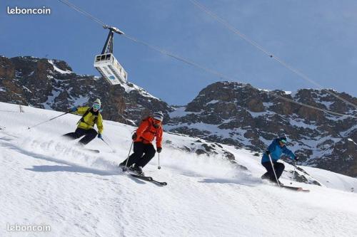 沃雅尼Le Perce Neige的三人在雪覆盖的山里滑雪