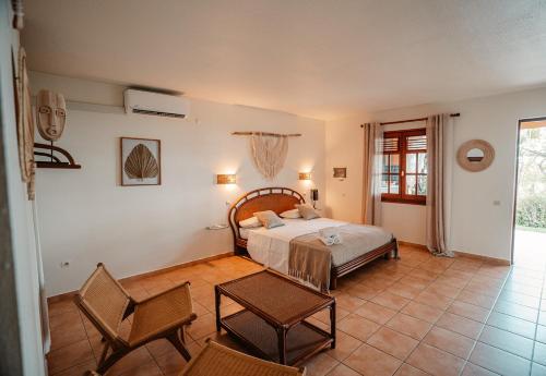 德赛Residence AU 'TI SUCRIER的卧室配有一张床和一张桌子及椅子
