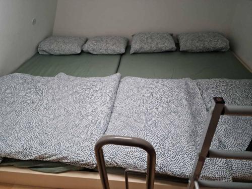 兹雷切Apartma GABER 125 - Rogla的一张床上有四个枕头的房间