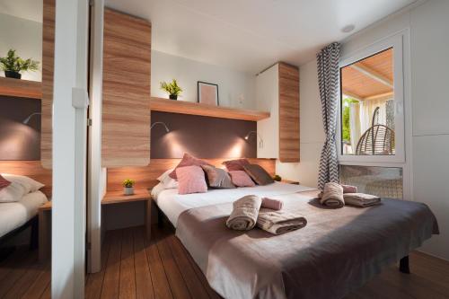 比奥格勒·纳·莫鲁Casa Grande Mobile Home的一间卧室配有一张大床和毛巾