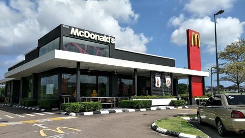 居銮Idaman Maya的一间位于酒店前面的带停车位的mcdonalds餐厅